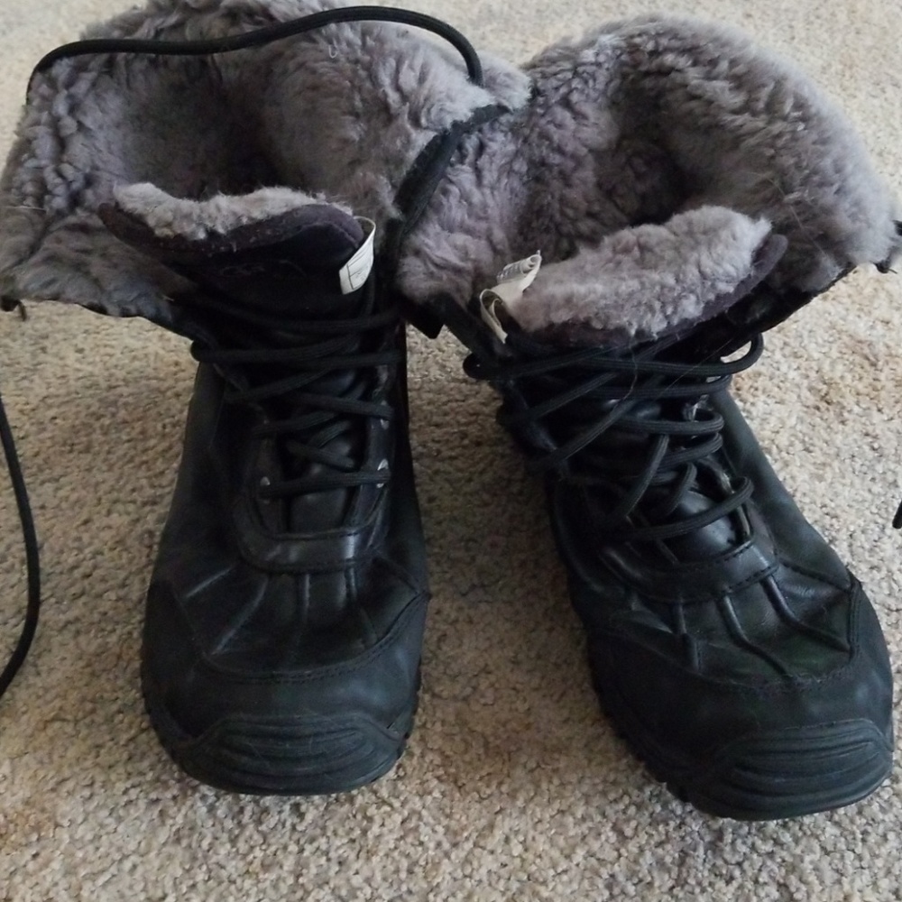 UGG Adirondack Boots size 9